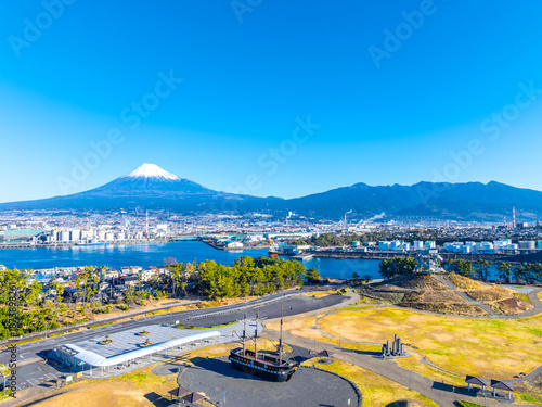 早朝の田子の浦港と富士山（静岡県富士市）