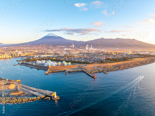 早朝の田子の浦港と富士山（静岡県富士市）