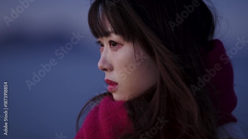 夕暮れの海にいる女性