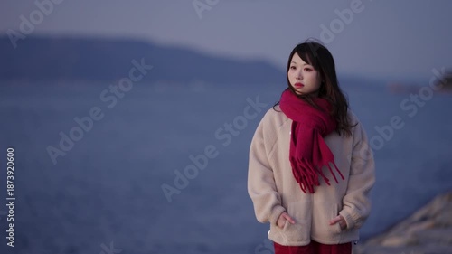 夕暮れの海にいる女性