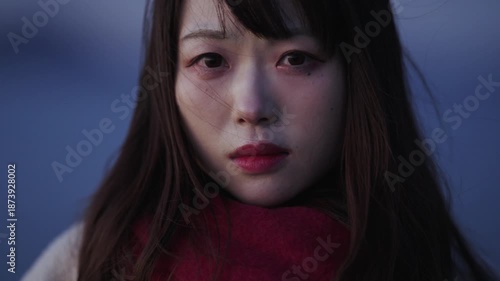 夕暮れの海にいる女性