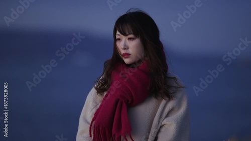 夕暮れの海にいる女性