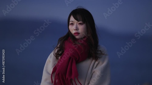 夕暮れの海にいる女性