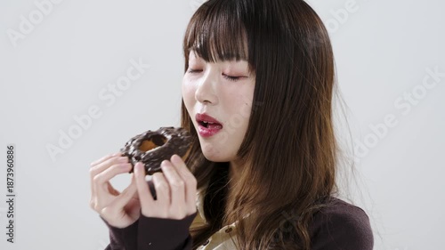 ドーナツを食べる女性