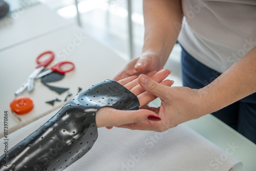 Obraz na płótnie Hand splint application by a professional therapist in a modern physiotherapy ce