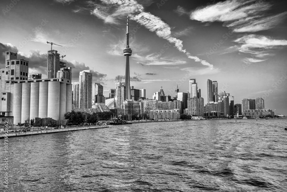 Obraz premium Golden Hour in the City. Stunning Sunset Views of Toronto's Iconic Skyline