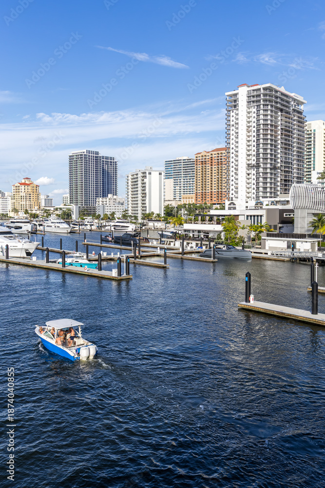 Obraz premium Fort Lauderdale skyline at Las Olas Marina with boats yachts Florida vacation in Fort Lauderdale, United States