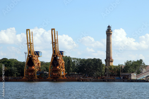 leuchtturm und hafenkräne in swinemünde