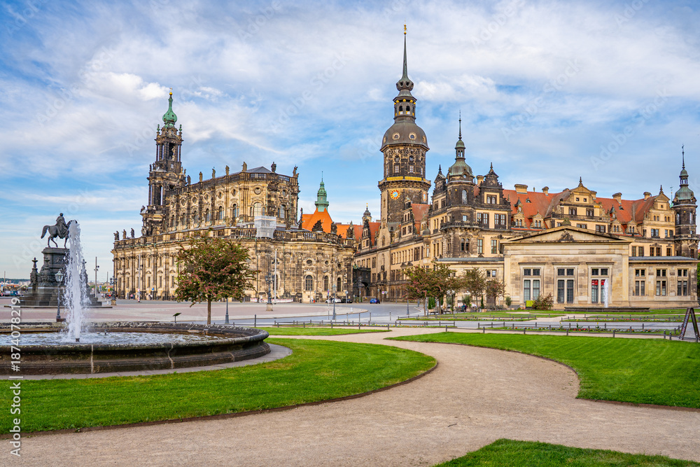 Fototapeta premium Dresden Sachsen Frauenkirche Schloss Elbe Deutschland Brücke Kathetrale Sommer Blumen Blauer Himmel Germany Heinz Steyer Stadion Fürstenzug Yenidze