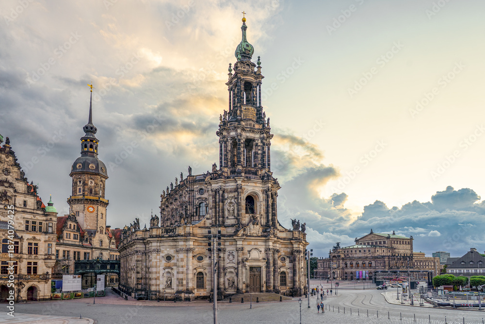 Fototapeta premium Dresden Sachsen Frauenkirche Schloss Elbe Deutschland Brücke Kathetrale Sommer Blumen Blauer Himmel Germany Heinz Steyer Stadion Fürstenzug Yenidze