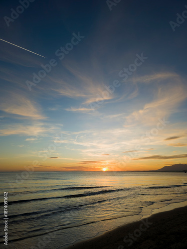 Hermoso atardecer en la playa de Marbella, Andalucía