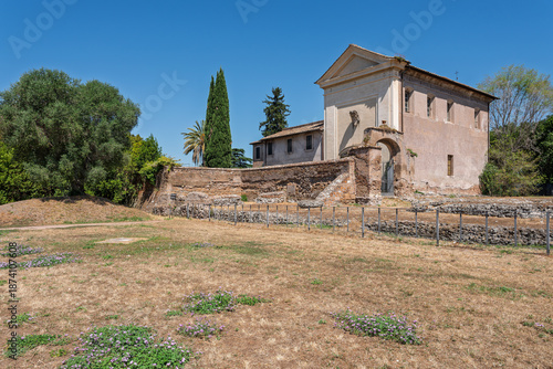 Foto Italy - Rome - San Sebastiano al Palatino - Church with a classical pediment on Palatine Hill featuring an ancient Roman ruins landscape