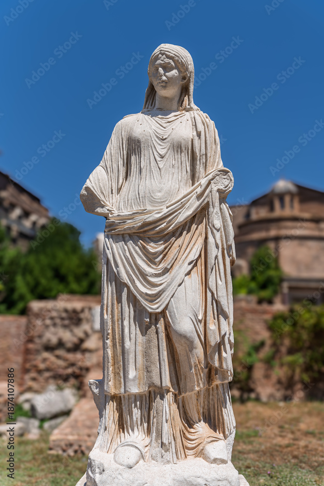 Fototapeta premium Italy - Rome - House of Vestal Virgins - Ancient marble statue of a priestess in draped robes in the Roman Forum archaeological site.