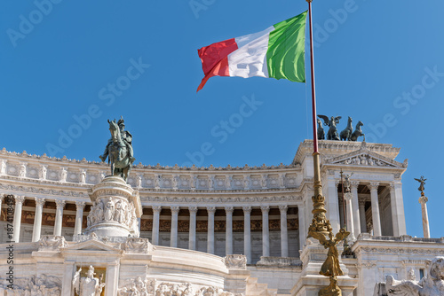 Fotografija Italy - Rome - Vittoriano - Victor Emmanuel Monument with Italian flag colonnade