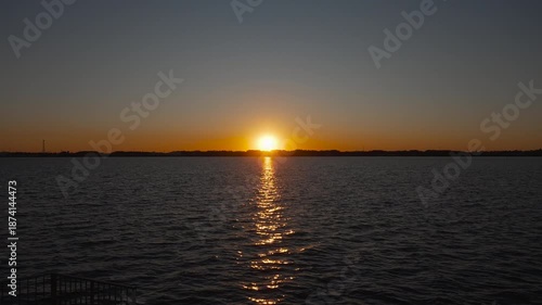 地平線に沈む真っ赤な夕日