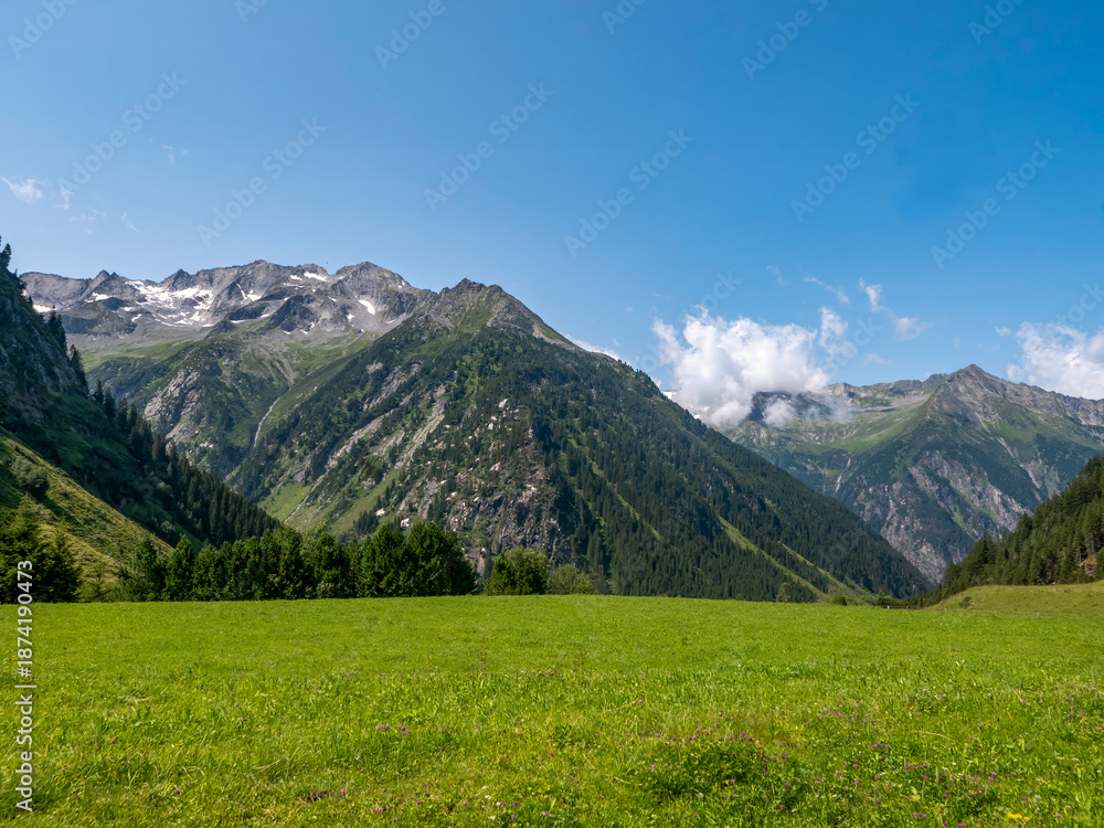 Obraz premium View from Zillergründl towards the west with the mountains surrounding the Grundschartner, which is 3065 meters high.