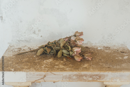 Bouquet de roses séchées sur une tombe. Fleurs mortes. Bouquet abandonné sur une tombe