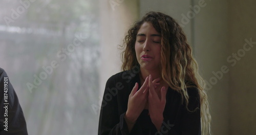 Foto Young woman speaking with emotion in group therapy, expressing vulnerability and