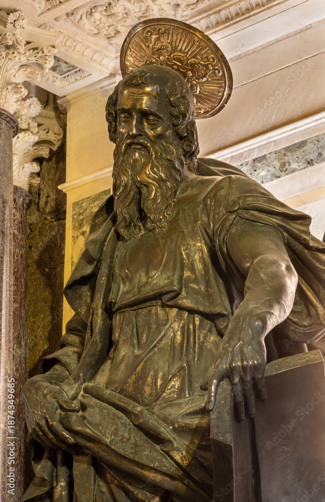 Fototapeta premium AMALFI, ITALY - OCTOBER 3, 2025: The bronze statue of St. Andrew the apostle in the crypt of Domo by Michelangelo Naccherino (1601 - 1604).