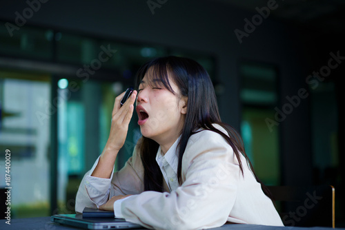 Fotografia businesswoman yawning at workplace feeling no motivation or lack of sleep tired