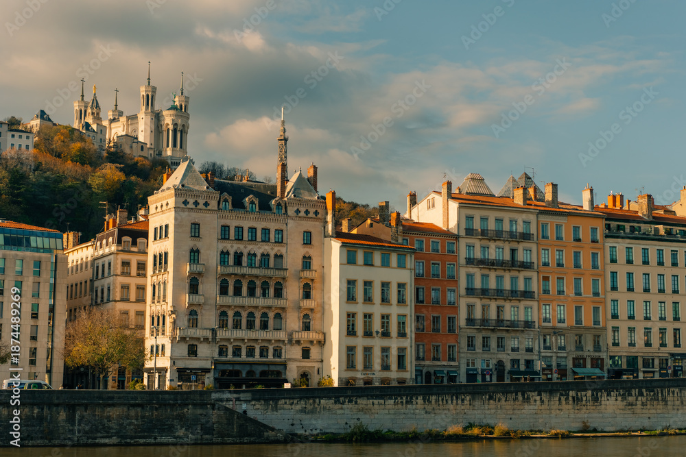 Fototapeta premium Lyon, Francia - 2025 09 03 Basílica de Notre Dame de Fourviere con vistas a la ciudad desde las orillas del Saone en Lyon