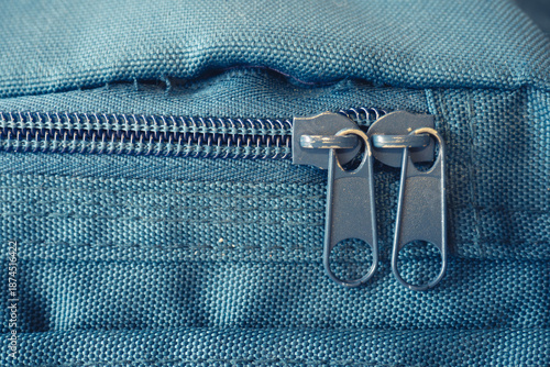 Cremallera cerrada y desgastada en una mochila descosida