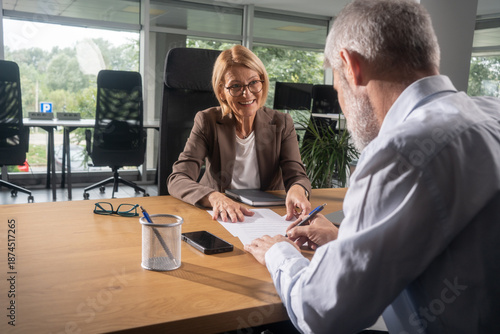 Fotografi Customer Completing Legal Agreement With Financial Institution Staff