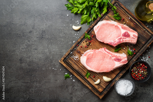 Cuadro en lienzo Raw pork steak. Fresh meat on cutting board with spices.