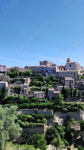 Village perché de Gordes en Provence sous ciel bleu