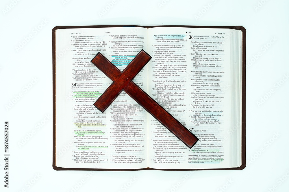 Obraz premium Wooden Cross On Open Bible