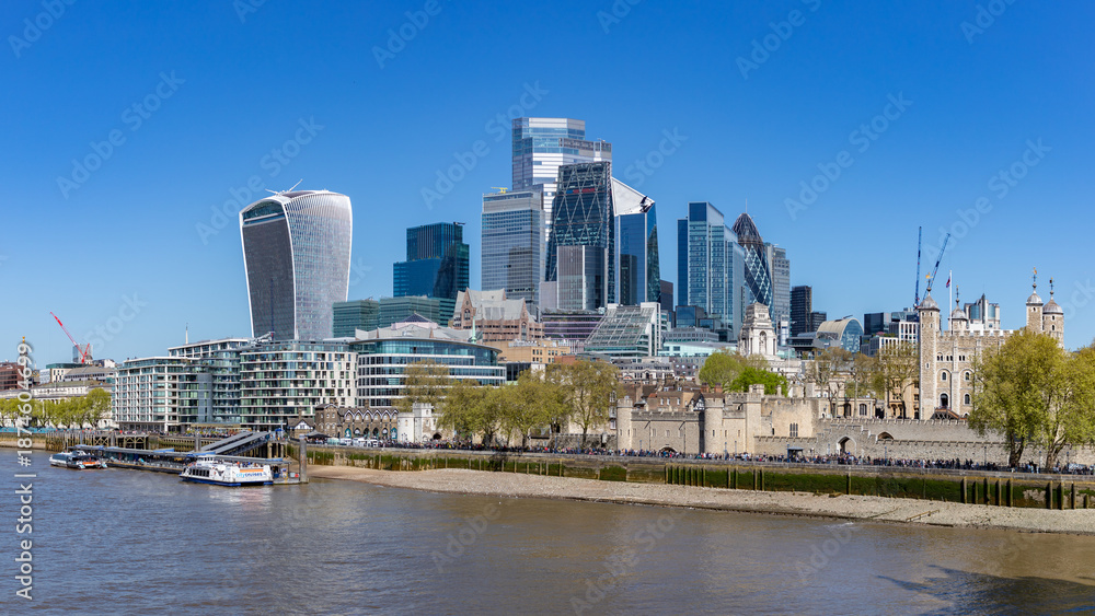 Fototapeta premium Tower of London and City of London District Financial Center