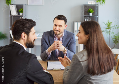Foto Happy couple meeting with financial adviser, insurance agent for advice on legal document and deal