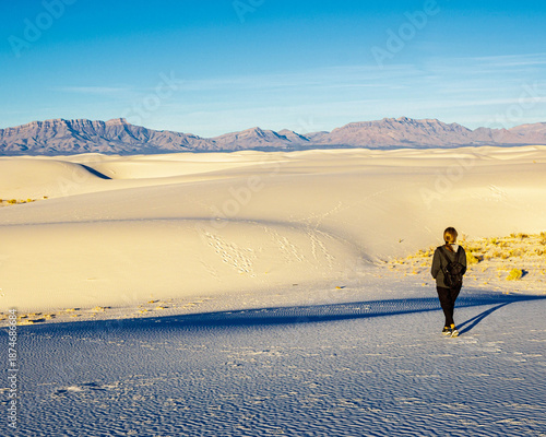 Fotografia Female Hiker on The White Sand Dunes and San Andres Mountains at The Backcountry