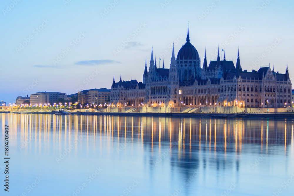 Obraz premium hungarian parliament in budapest
