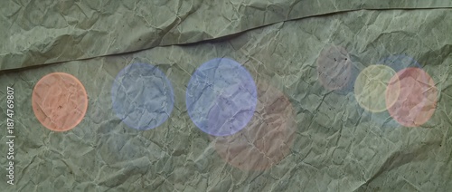 彩光が広がる落ち着いた緑色のアナログ風質感