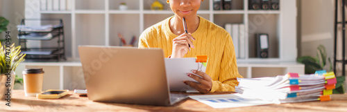 Foto African american in afro hair business of accountant's hands using calculator an