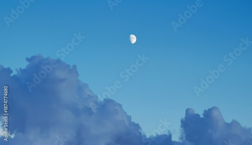 Luna di giorno nel cielo sopra le nuvole