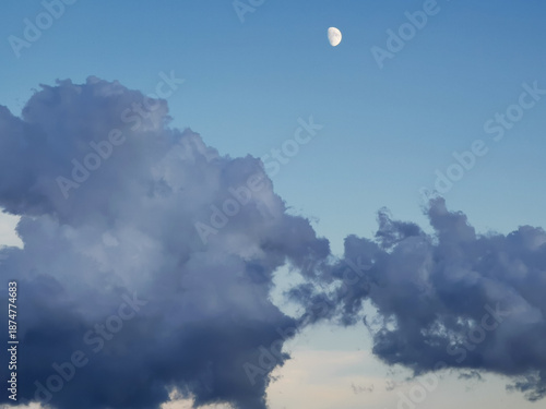 Luna di giorno nel cielo sopra le nuvole