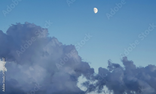 Luna di giorno nel cielo sopra le nuvole