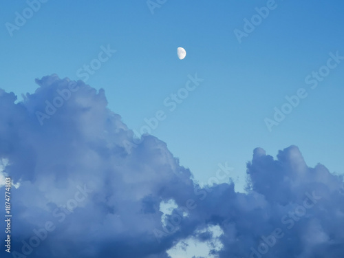 Luna di giorno nel cielo sopra le nuvole