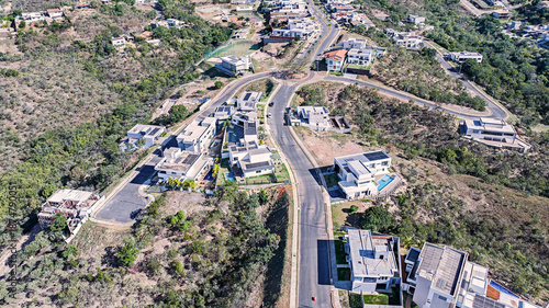 Fotografi Newly built upper-middle-class homes in the Solar da Serra condominium, in the mountainous region of the Botanical Garden of Brasília
