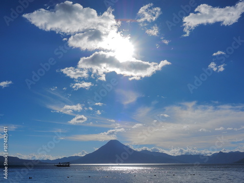 グアテマラのアティトラン湖　パナハッチェルからの眺め