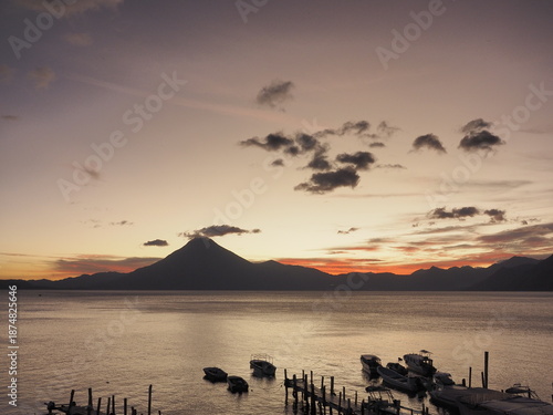 パナハッチェルの夕日　アティトラン湖　グアテマラ