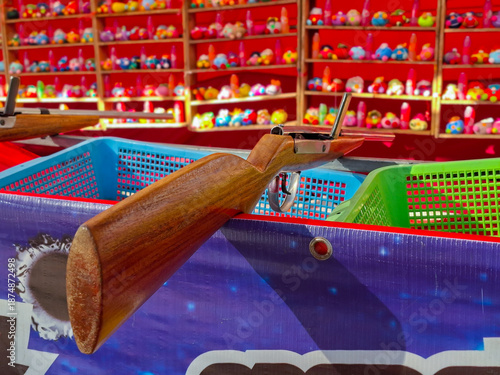 Shooting game booths at temple fairs or outdoor festivals; shooting games with dolls at festivals.