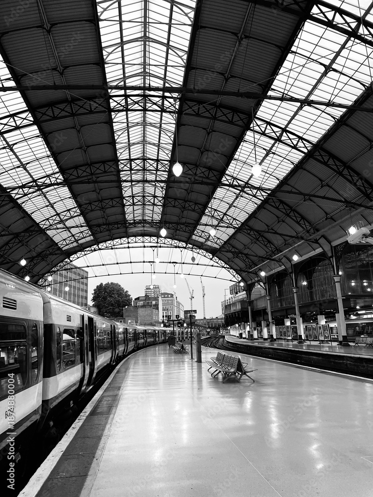 Obraz premium Victorian Railway Station Platform in London