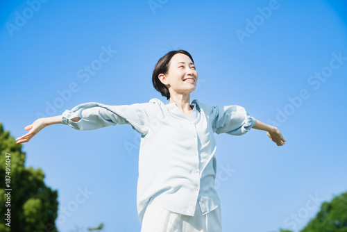 屋外でストレッチをする若い女性　ライフスタイルイメージ