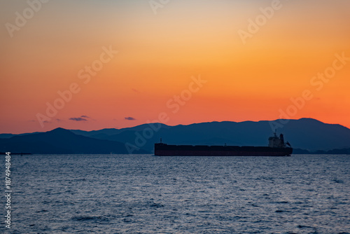 夕焼けの中の大きなタンカーのシルエット