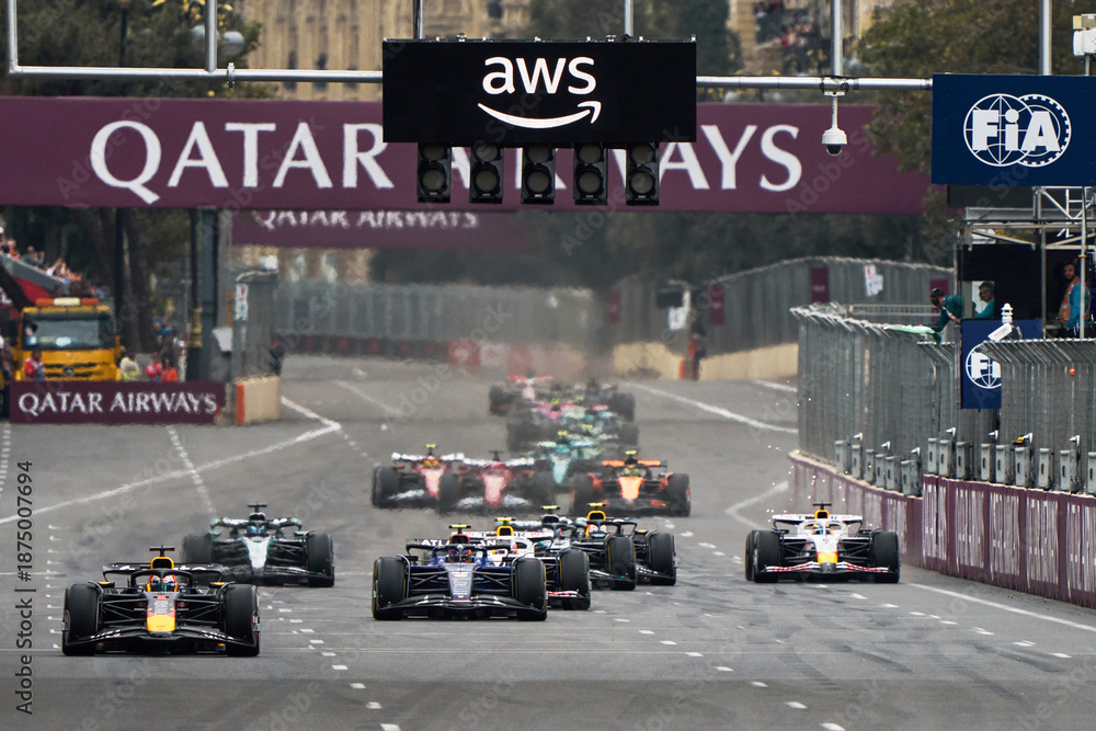 Obraz premium BAKU, AZERBAIJAN – SEPTEMBER 21, 2025: A wide view of the Baku City Circuit featuring the Crescent Development towers as Formula 1 cars navigate the track during the 2025 Azerbaijan Grand Prix