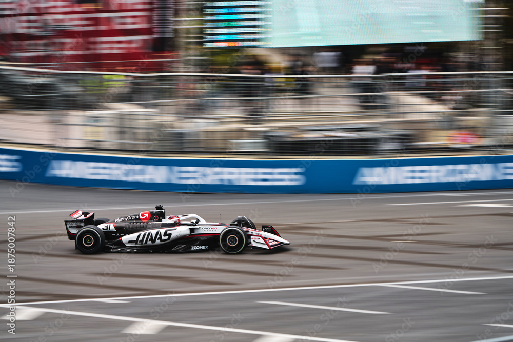 Obraz premium BAKU, AZERBAIJAN - SEPTEMBER 21, 2025: Esteban Ocon drives the MoneyGram Haas F1 Team VF-25 during the Formula 1 Azerbaijan Grand Prix at Baku City Circuit