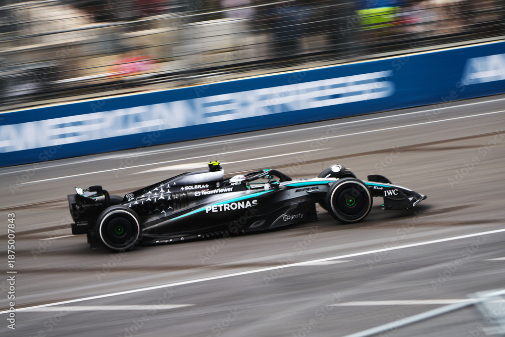 Fototapeta premium BAKU, AZERBAIJAN - SEPTEMBER 21, 2025: George Russell drives the Mercedes-AMG F1 W16 E Performance during the Formula 1 Azerbaijan Grand Prix at Baku City Circuit